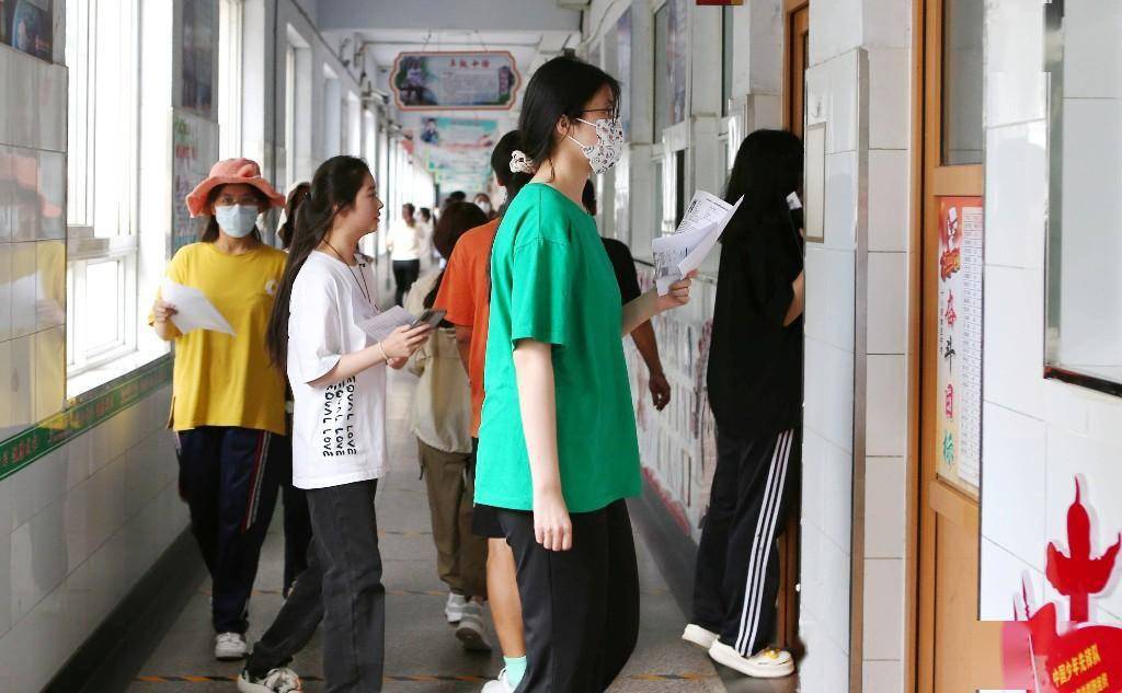 考生田盛宾在爸爸妈妈的陪同下,熟悉考场.