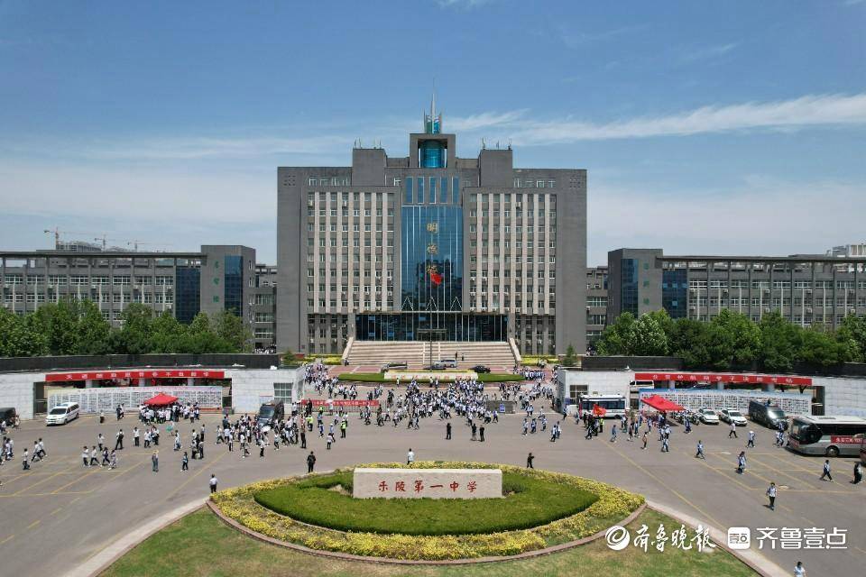 考生专用送考车安全有序抵达乐陵一中考点.