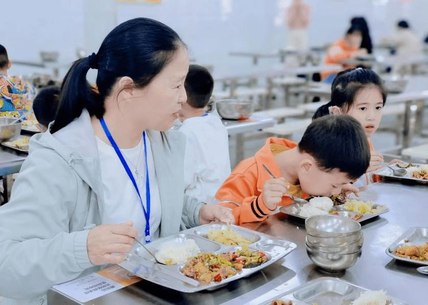 建寧實驗中學食堂裡