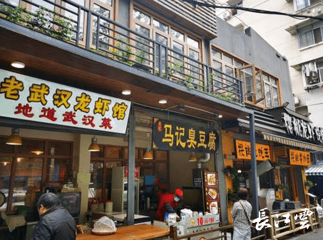中午11点,武汉市有名的美食街雪松路上,几家主打龙虾的餐饮店已经开始