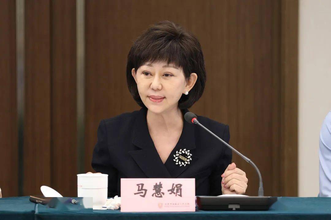 座谈会上,西城法院党组成员,政治部主任赵莹,东城法院副院长芦超