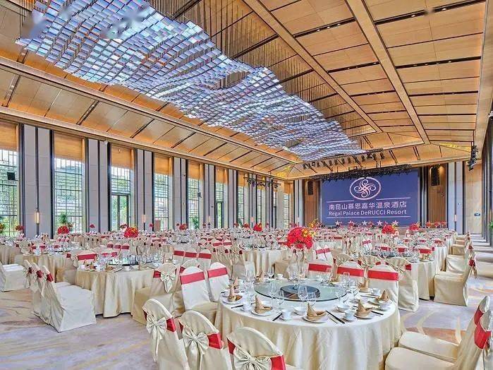 景观瀑布,瀑布环绕泉心湖而建,宽宏大气,飞流直下,水气蒙蒙,珠玑四溅