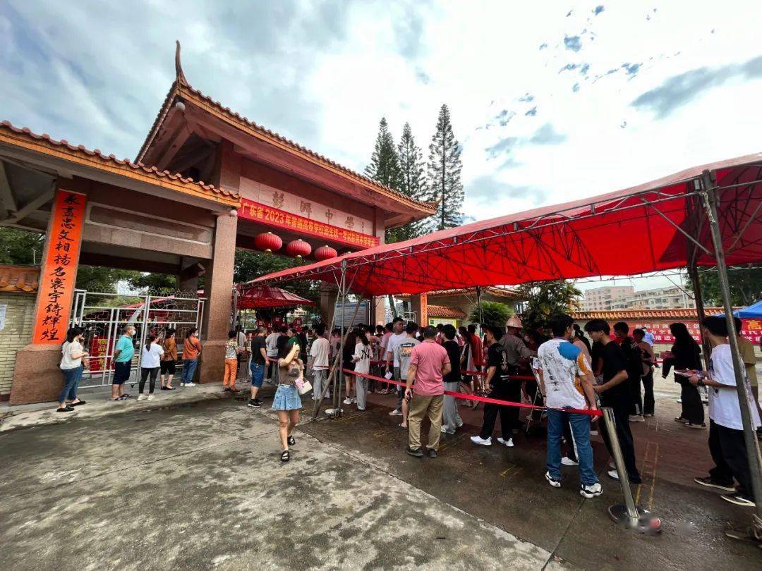 海丰设置红城中学,彭湃中学,陆安高级中学三个考点.