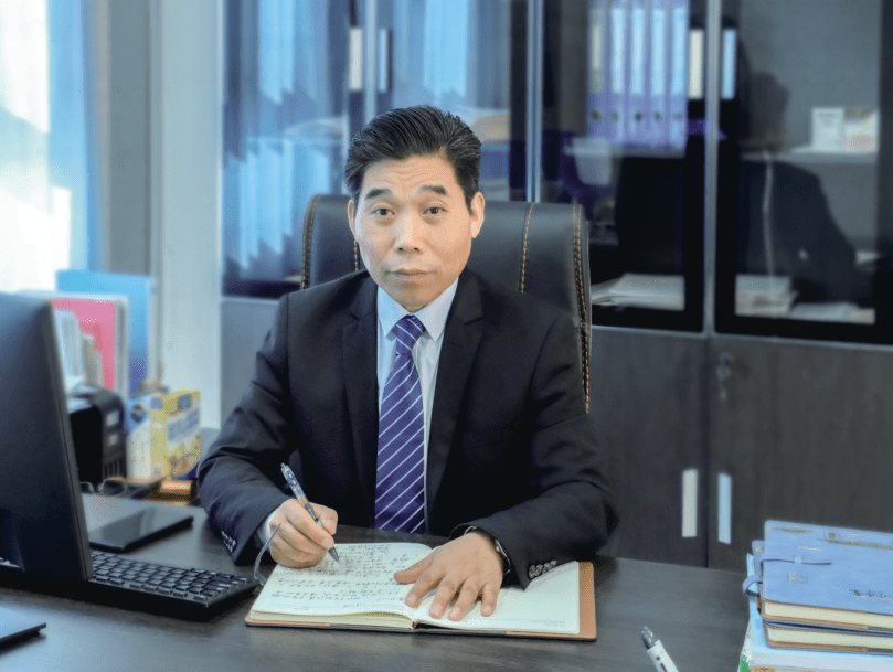 肇庆市龙涛外国语学校高中部副校长,广州市龙涛外国语学校副校长,广州