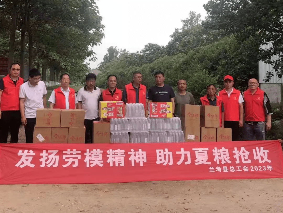 夏粮抢收,河南劳模冲锋在前(三)_服务_进行_抢种