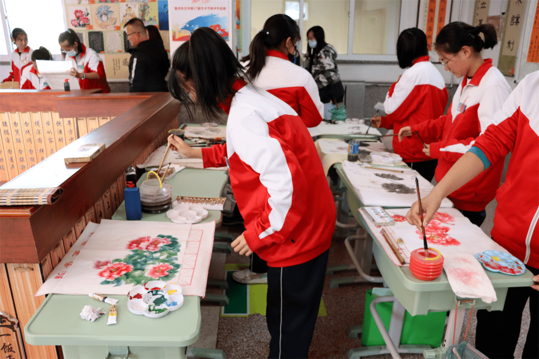 丹东五中高度重视社团建设,多彩的社团活动丰富了五中校园生活.