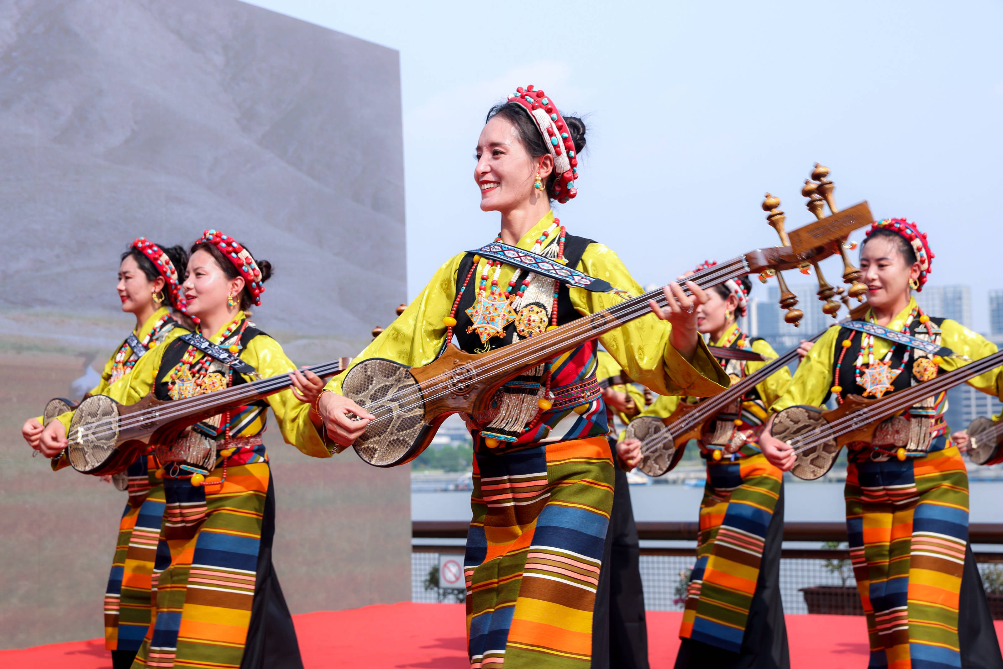 看过西藏"堆谐"吗?传统非遗如何走上城市舞台_拉孜_上海_文化