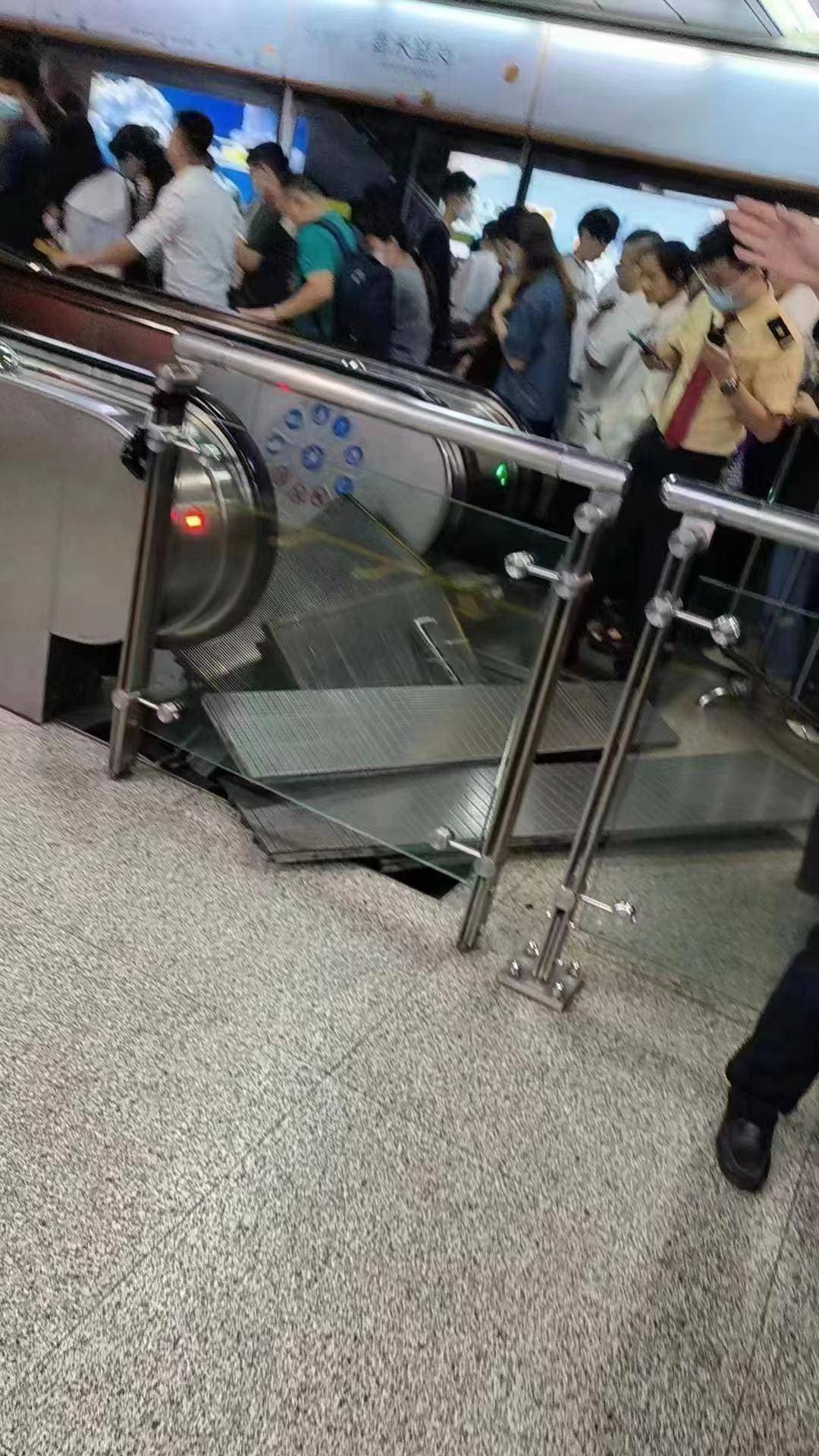 广州嘉禾望岗地铁站扶梯故障查明:金属钥匙卡在梯级间导致_乘客_踏板