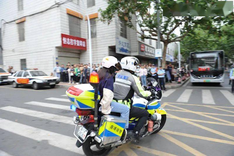 高考结束,曲靖这2名骑警收到考生家长送来的锦旗和鲜花!