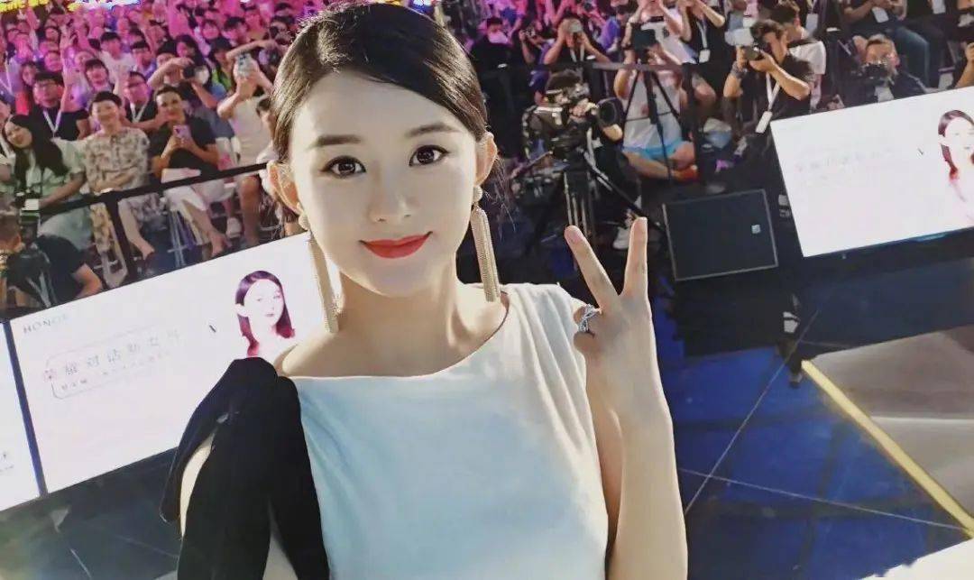 赵丽颖产后首张自拍出炉,温柔浅笑,身后众人抢镜_颖宝_活动_状态