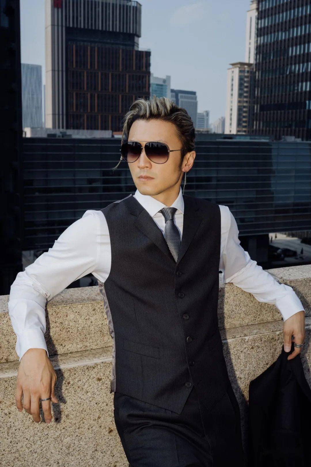 谢霆锋上海亮相 天台戴黑超留影极似四哥型佬味_合作_电影_黑色