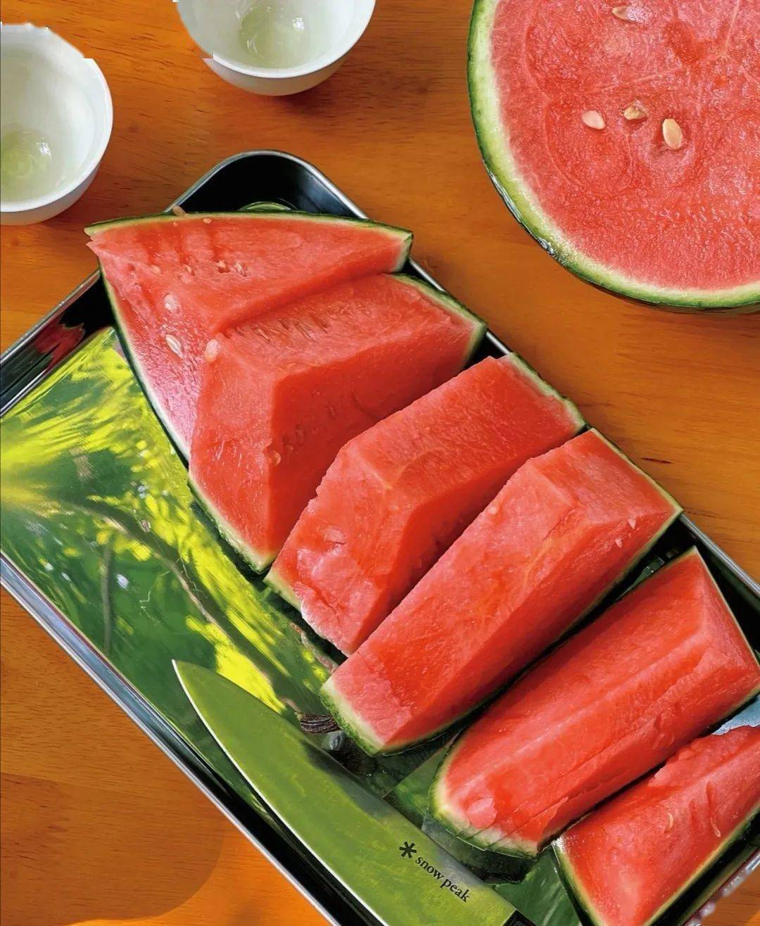 常吃西瓜可以防暑降温,消夏祛暑,还能刺激肠胃蠕动,促进大便畅通,具有