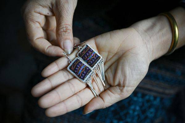 海南黎族织娘创新制作黎锦产品_符永英_东方市_东河镇