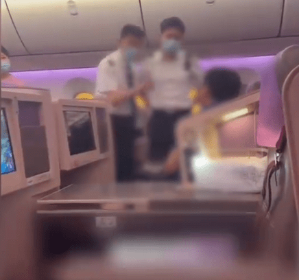 飞机上多人大喊“滚下去”！一男乘客被机长拒载