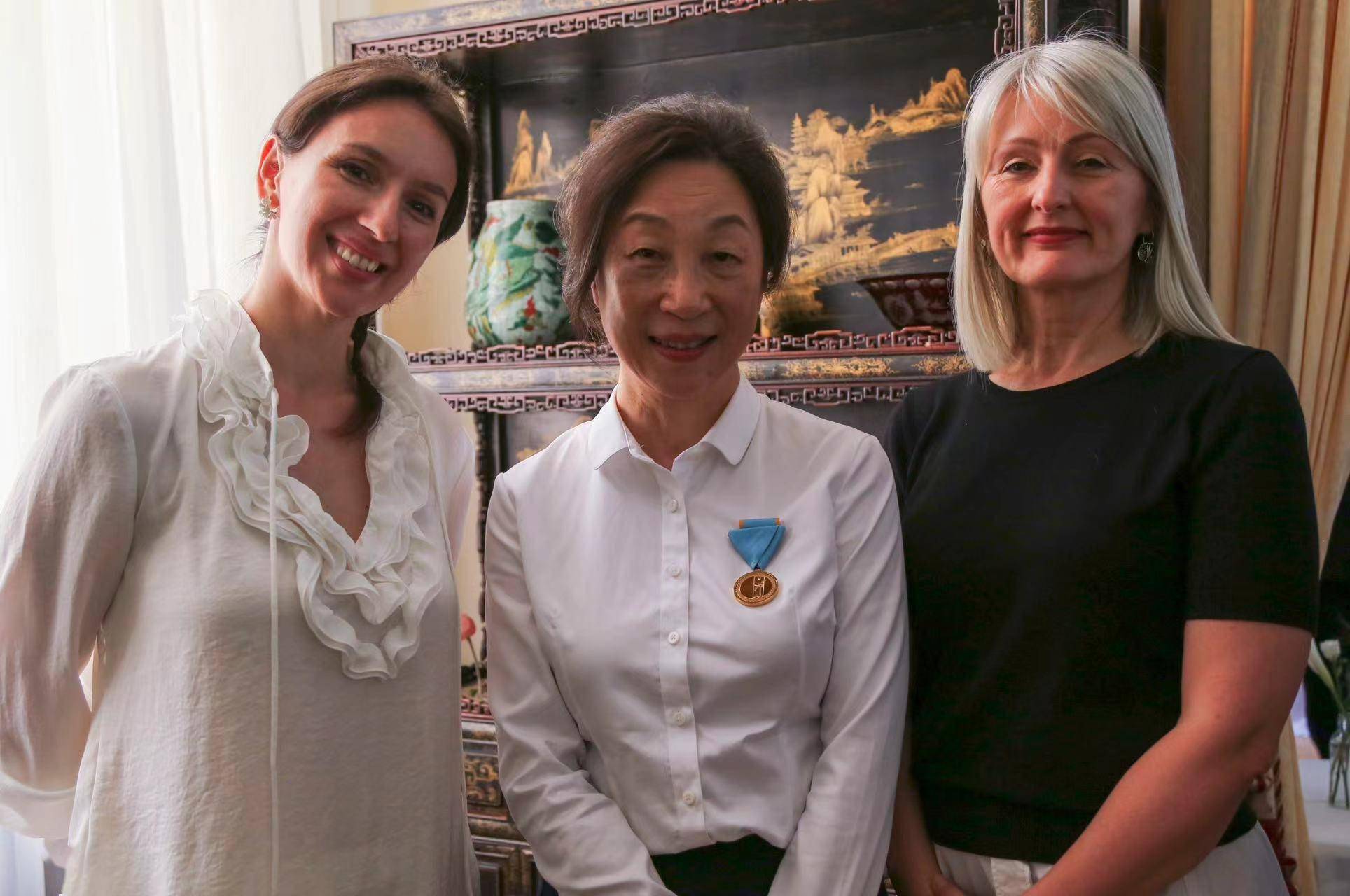 中国作家陈丹燕获塞尔维亚"金质功勋奖章"_上海_哈扎尔_kon