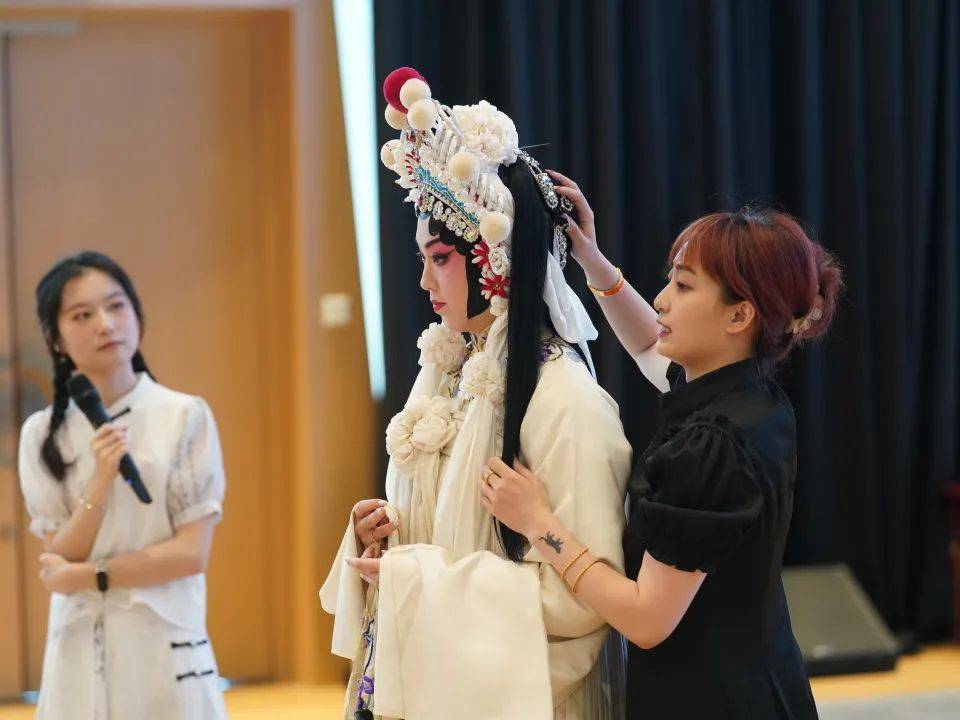 交融沉浸式妆造秀"戏曲梳妆台"和戏曲美育小戏《夏荷鱼趣》快闪融合把