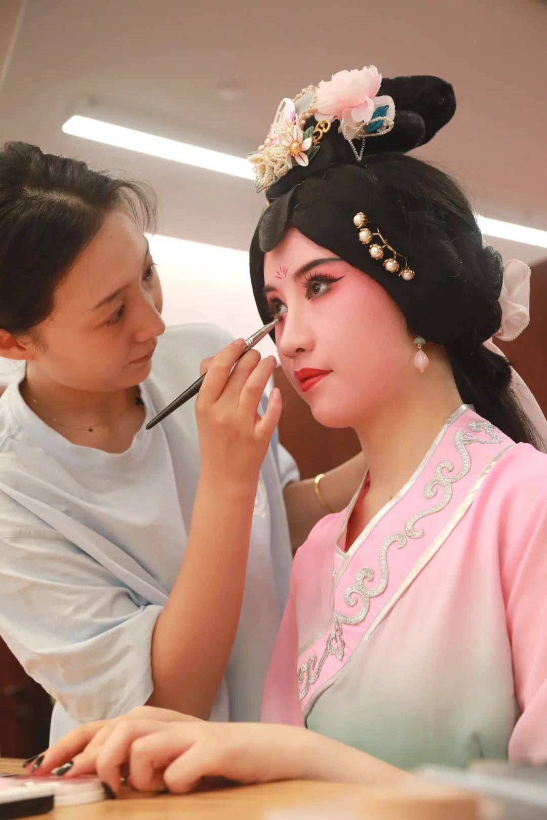 《夏荷鱼趣》快闪融合把化妆间从幕后搬到台前把演员从台上请到身边