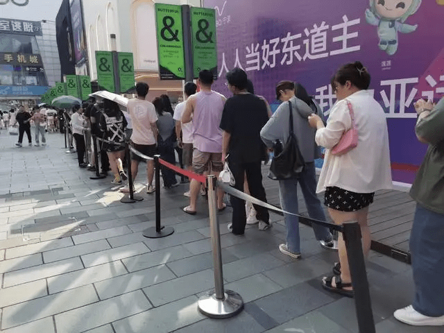 看懵!市民烈日排队5小时,有人花上百差价,只为尝到网红面包!消保委暗访“插队”都买不到……_黄牛_品牌_宁波