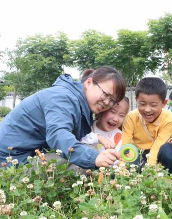 高二(5)班胡瑶:一片丹心赠桃李,素袍淡雅藏墨香.