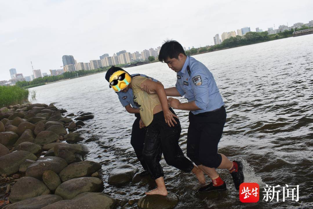 女子感情受挫投河轻生 民警耐心开导火速救援 孙永和 刘畅 报警