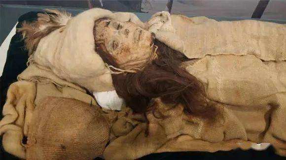 2011年泰州发现百年女尸,皮肤细腻吹弹可破,卸掉外衣后不忍直视