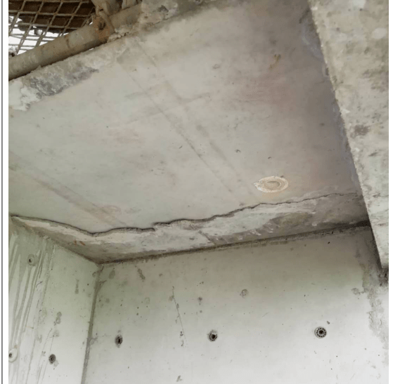 问题 描述装配式混凝土建筑:预制叠合板与模板边缘存在缝隙,造成漏浆.