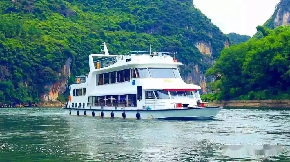 住:阳朔早餐后,乘车赴漓江码头(车程时间约40分钟),乘坐三星豪华游船