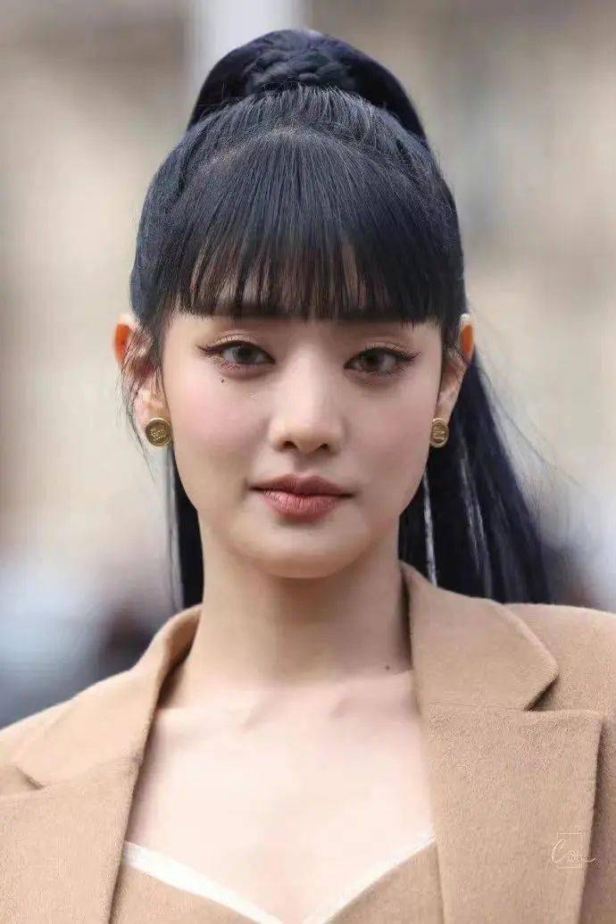 谢娜剪齐刘海,真不是扮嫩?_眼睛_眉毛_眼线