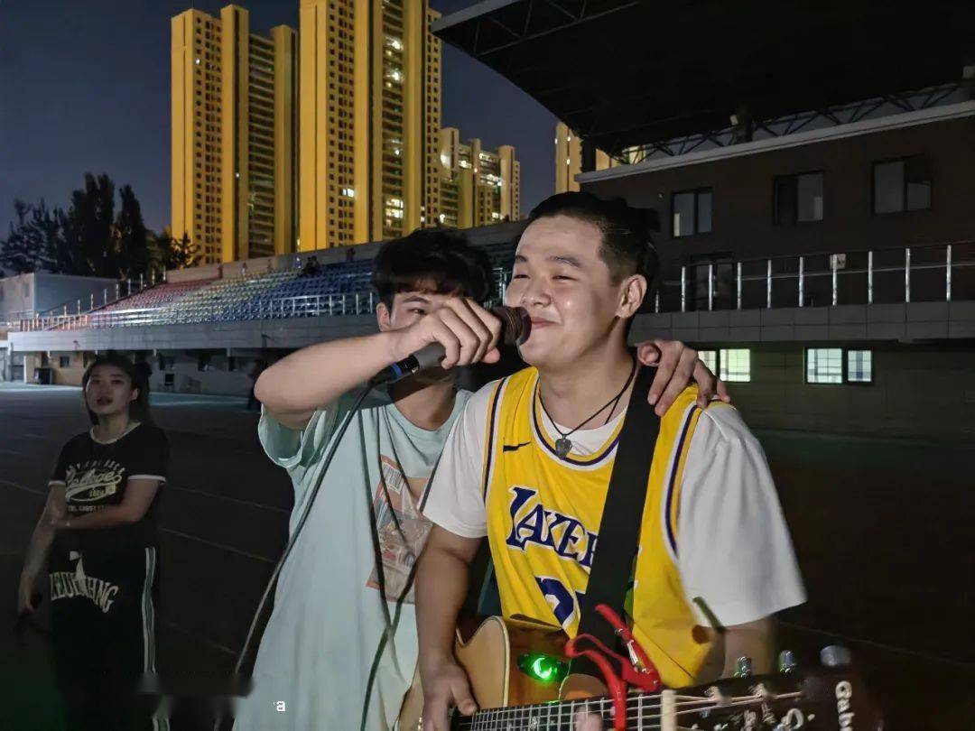 曾经住过的寝室再去看一眼最美的夕阳再去看一次迷人的星空彼时曾相与