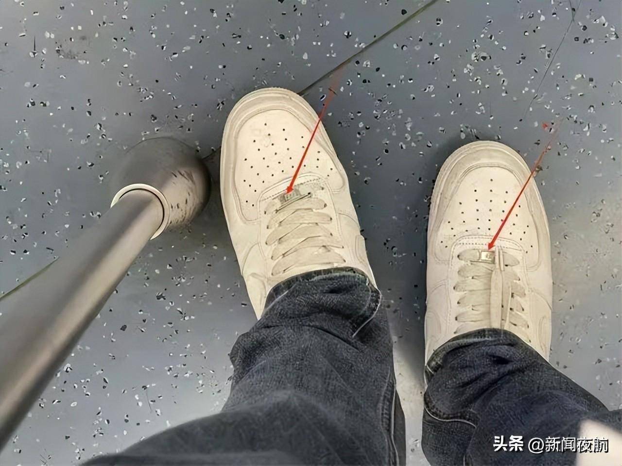 还被要求脱鞋靠墙站,"打算起诉"_女子_鞋子_列车