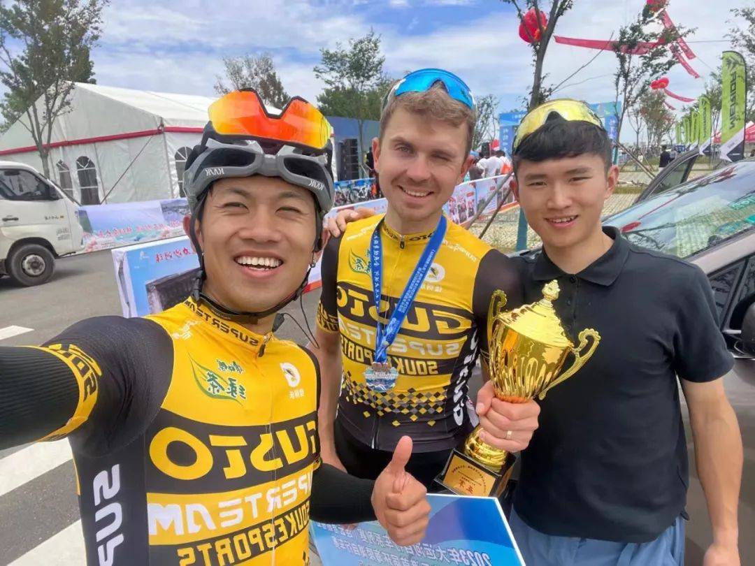 徐鑫灵:逐梦十年 乘风破浪的阳光小伙_比赛_队友_自行车赛