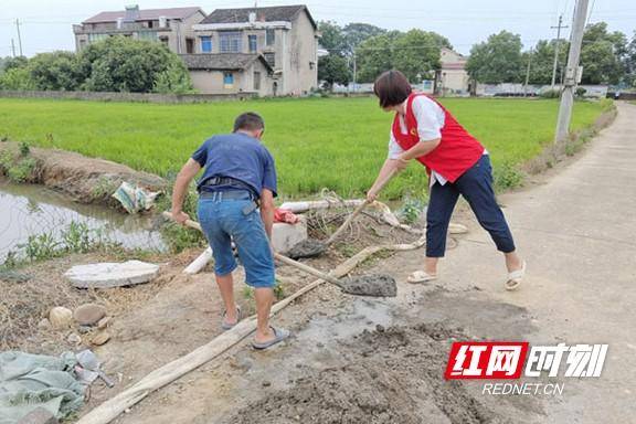 村民代表陳靜與其家人為修復