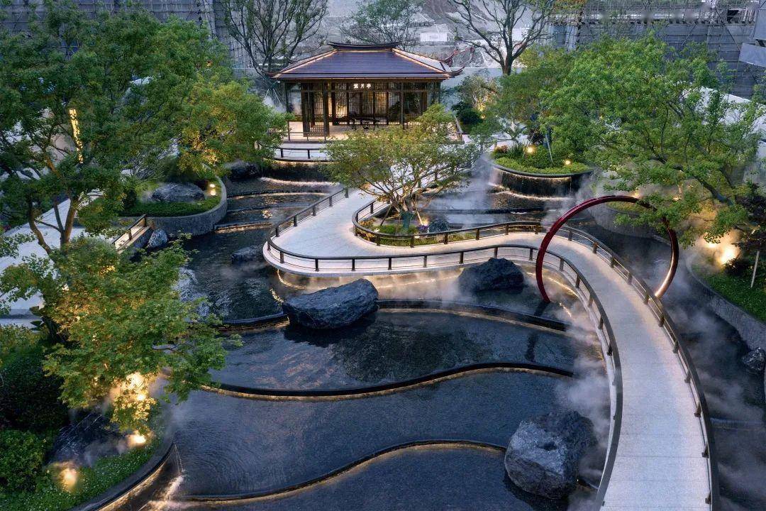 借鉴宋代最著名山水宫苑——艮岳,将后场整体地形抬高营造山势,因地制