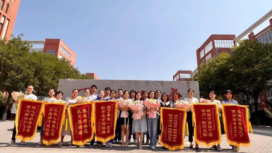 又是一年毕业季 又逢锦旗花海时~~_教育_进步_家长