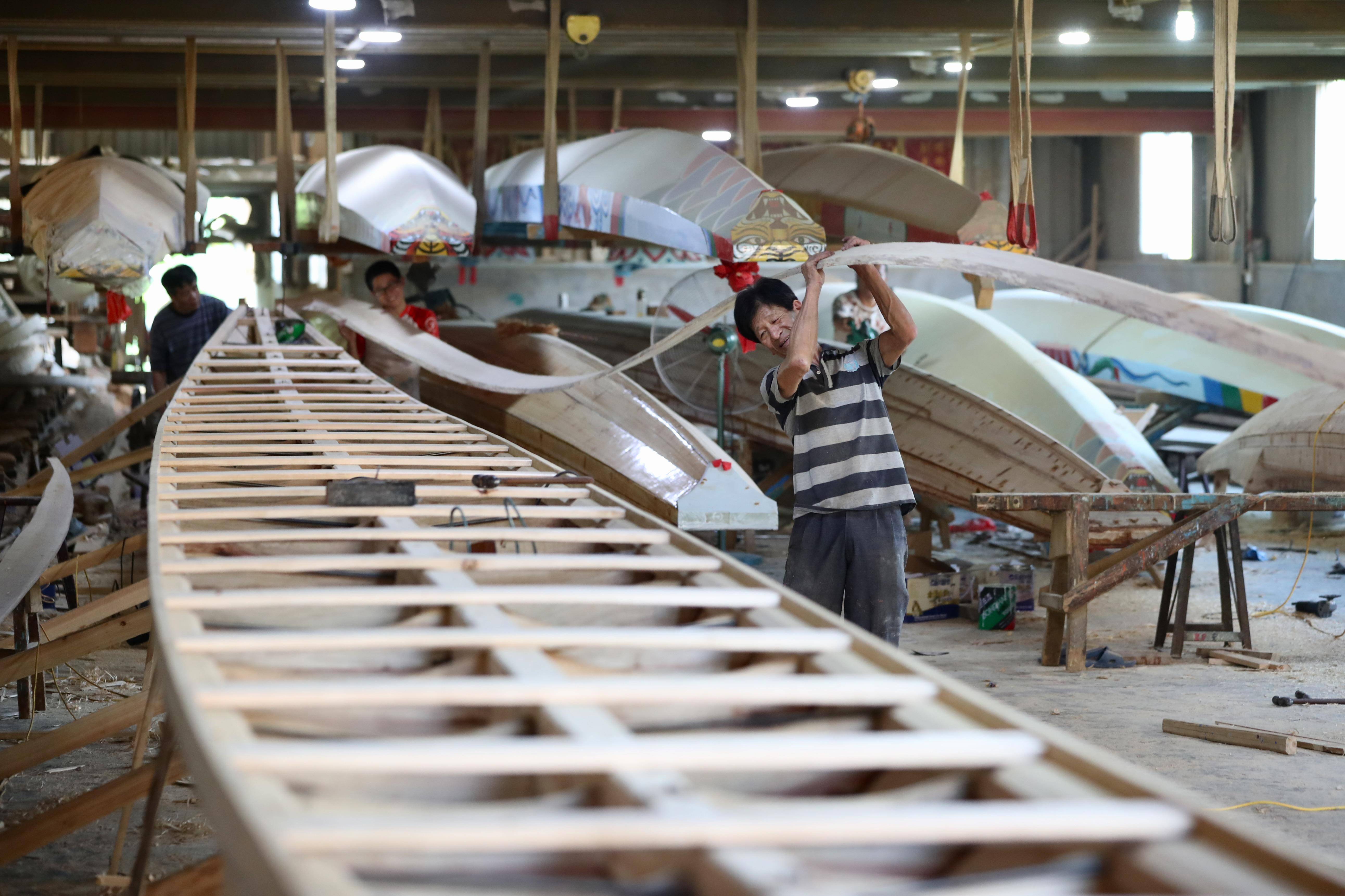 在福州市闽侯县方庄村"龙舟世家"方忠雄龙舟厂,匠人在制造龙舟(6月12