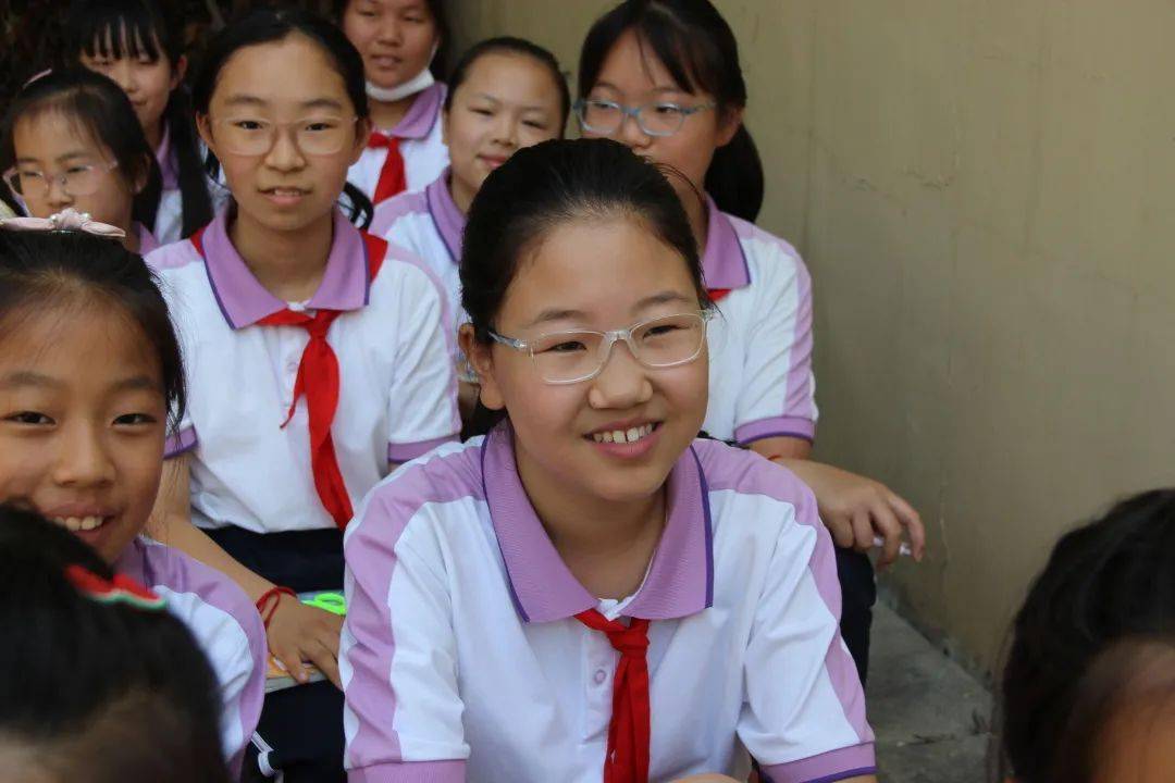 把班会课开在麦田里——青岛枣山小学创新开展班会课和劳动教育_生活