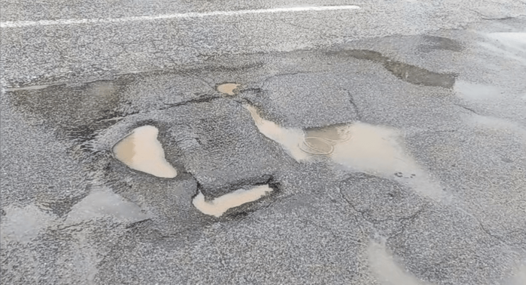 "喜提"爆胎,你被惠州这条路"坑"过吗?_西子湖畔_路面_坑洼