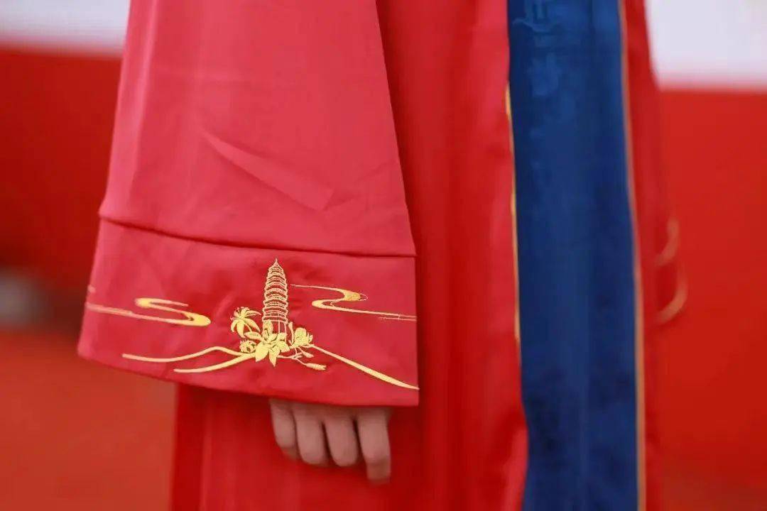 这些中国风的学位服太绝了,最后这件仙气十足_the_of_图案