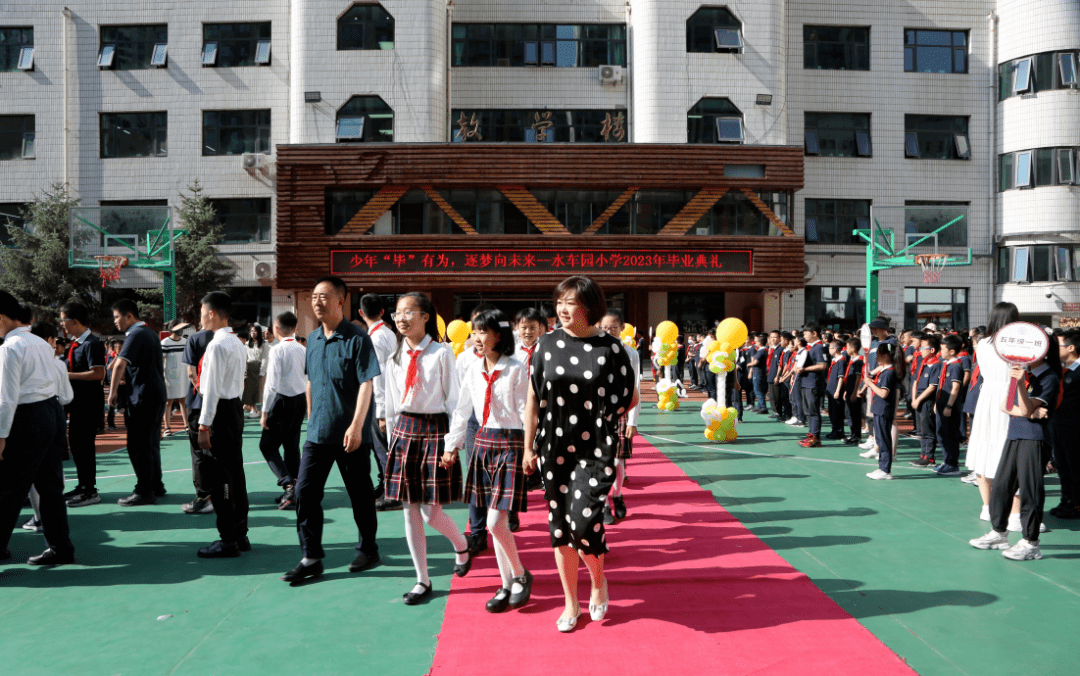 畢業典禮開始了,水車園小學校長李惠芳帶領畢業生從教學樓走向會場,六