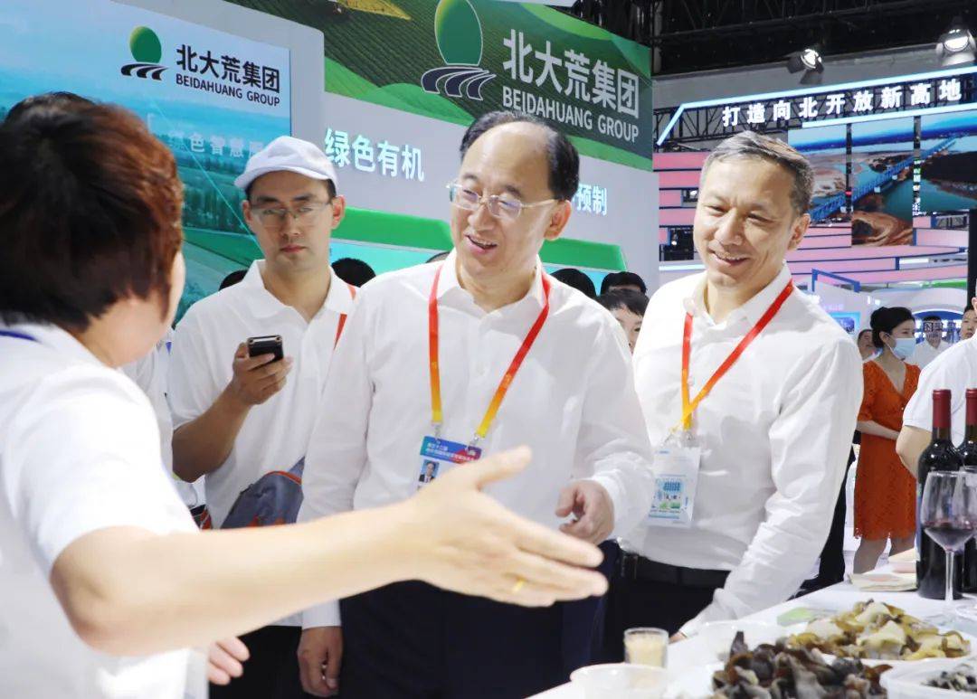 杨宝龙到哈洽会北大荒集团展区巡展_优势_产品_信息化