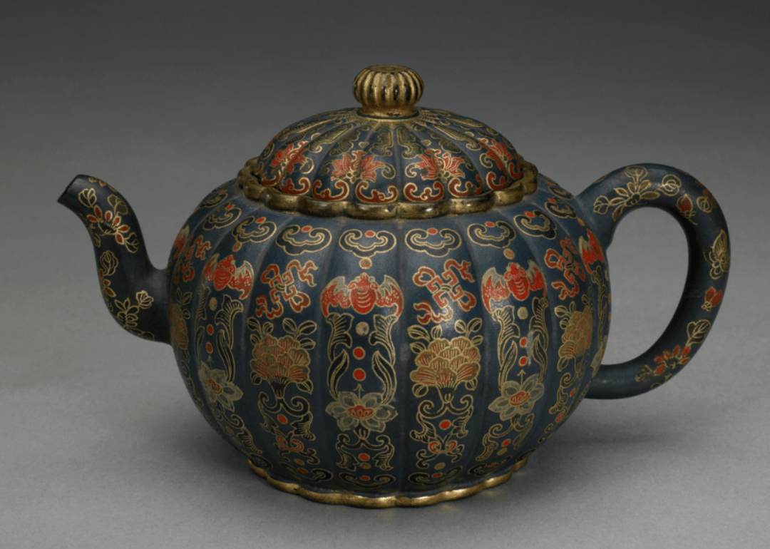 乾隆紫砂胎黑漆描金花蝶纹执壶北京故宫藏而其壶流造型则大多弯曲细长