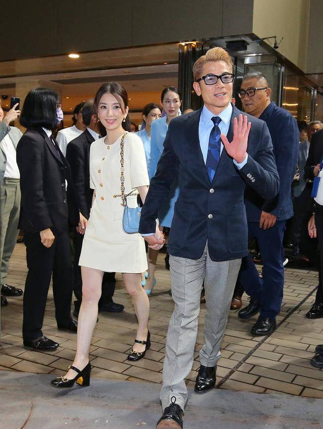 郭富城牵手方媛看赛马,爱驹勇夺第一,搂妻庆祝,网友:拥抱好假_分析