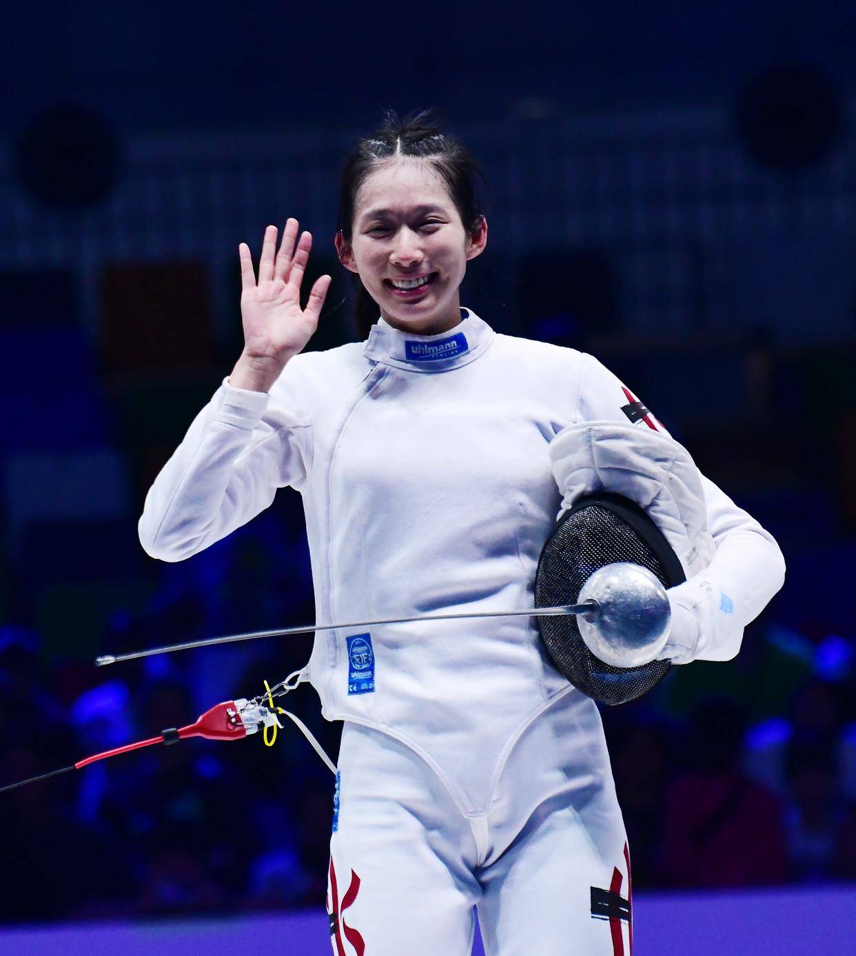 当日,在江苏无锡举行的2023年亚洲击剑锦标赛女子重剑决赛中,中国香港