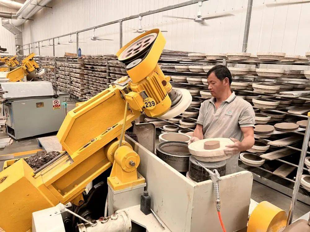 怀仁市锦泰陶瓷有限公司的工人正在操作机械制作陶瓷产品