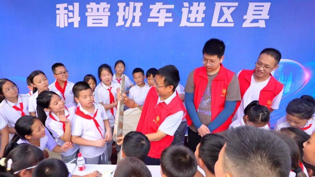在巫溪县珠海实验小学的科普体验活动展区,同学们兴致勃勃地参与到