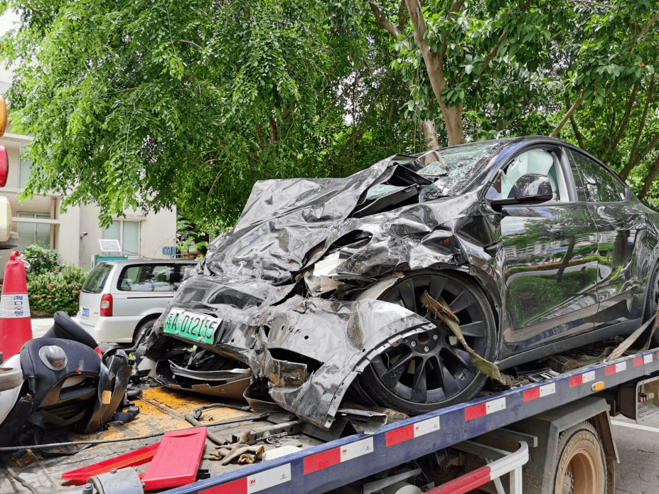 1死1伤!特斯拉撞飞越野车_搜狐汽车_搜狐网