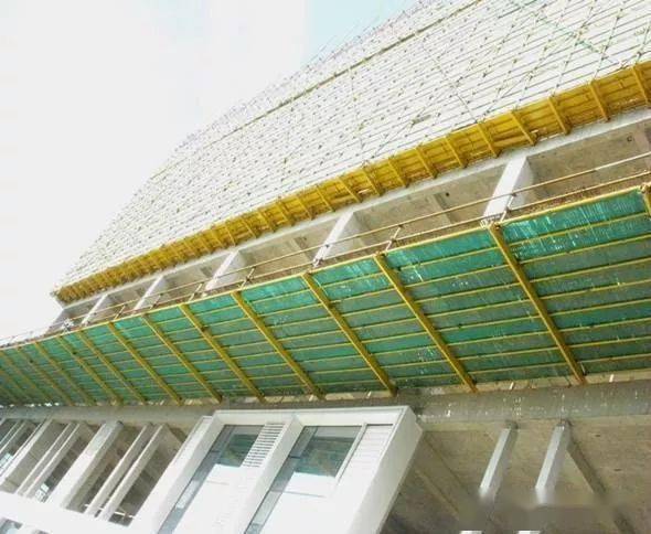 图五 钢管斜撑式平网脚手架外立面安全防护平网采用钢丝绳柔性拉结