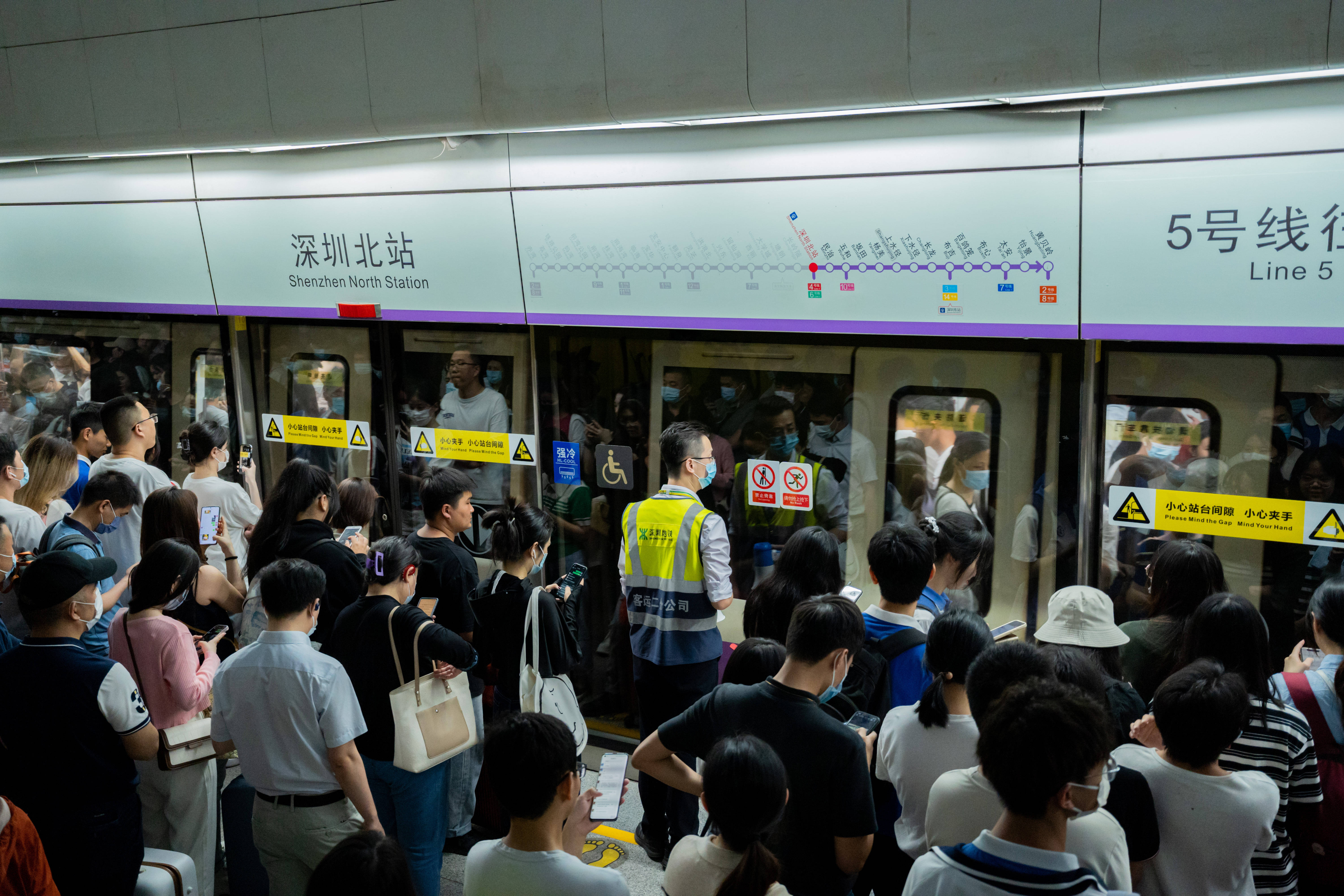 早高峰时段,深圳地铁5号线最快2分钟一班车
