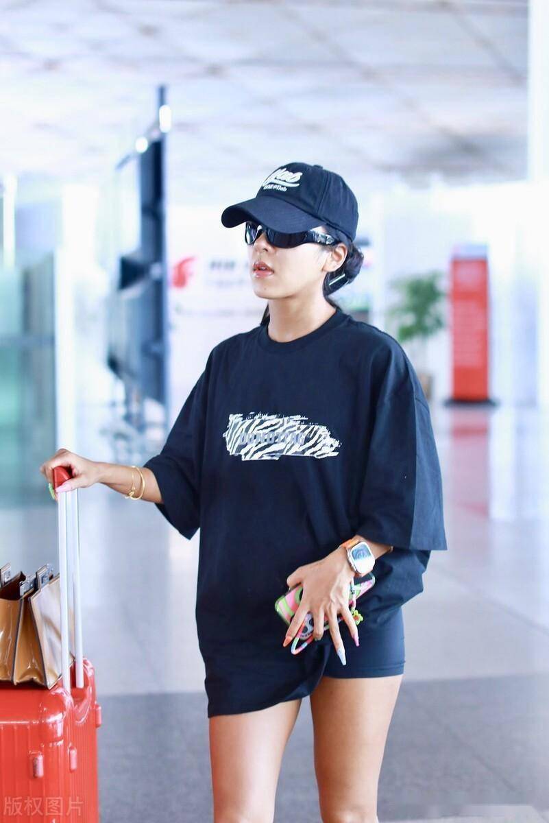 吉克隽逸现身北京机场,身穿t恤短裤简约低调
