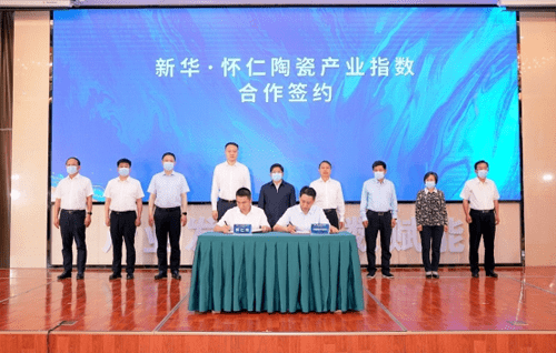 (毛雨诗 摄)签约启动仪式上,怀仁市政府副市长李辉与中国经济信息社